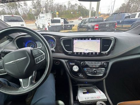 Used 2021 Chrysler Pacifica Pinnacle image 9
