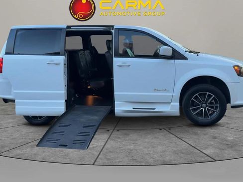 Used 2018 Dodge Grand Caravan SXT w/ Blacktop Package image 4