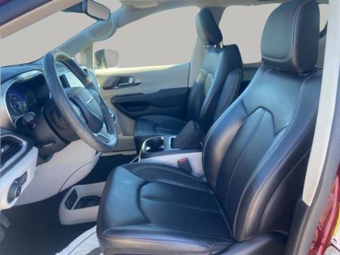 Used 2023 Chrysler Pacifica Touring-L image 13