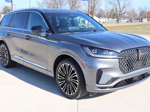 Used 2025 Lincoln Aviator Black Label image 3