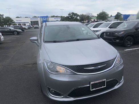 Used 2019 Chrysler Pacifica Touring Plus w/ Tire & Wheel Group FWD image 18