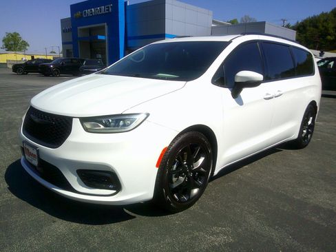 Used 2023 Chrysler Pacifica Touring-L w/ S Appearance Package FWD image 1