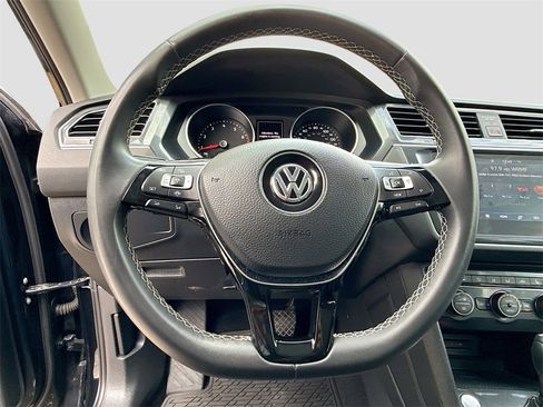 Used 2021 Volkswagen Tiguan SE w/ Panoramic Sunroof Package image 12