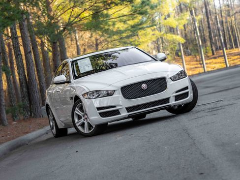 Used 2019 Jaguar XE Premium image 21