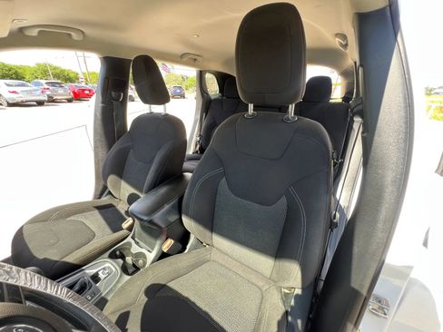 Used 2019 Jeep Cherokee Latitude w/ Popular Appearance Group image 10