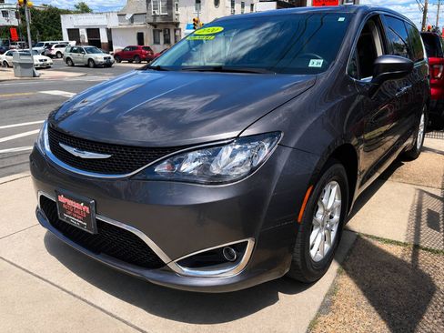 Used 2020 Chrysler Voyager LX FWD image 5