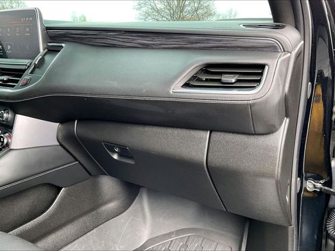 Used 2024 GMC Yukon SLT w/ SLT Luxury Package image 15