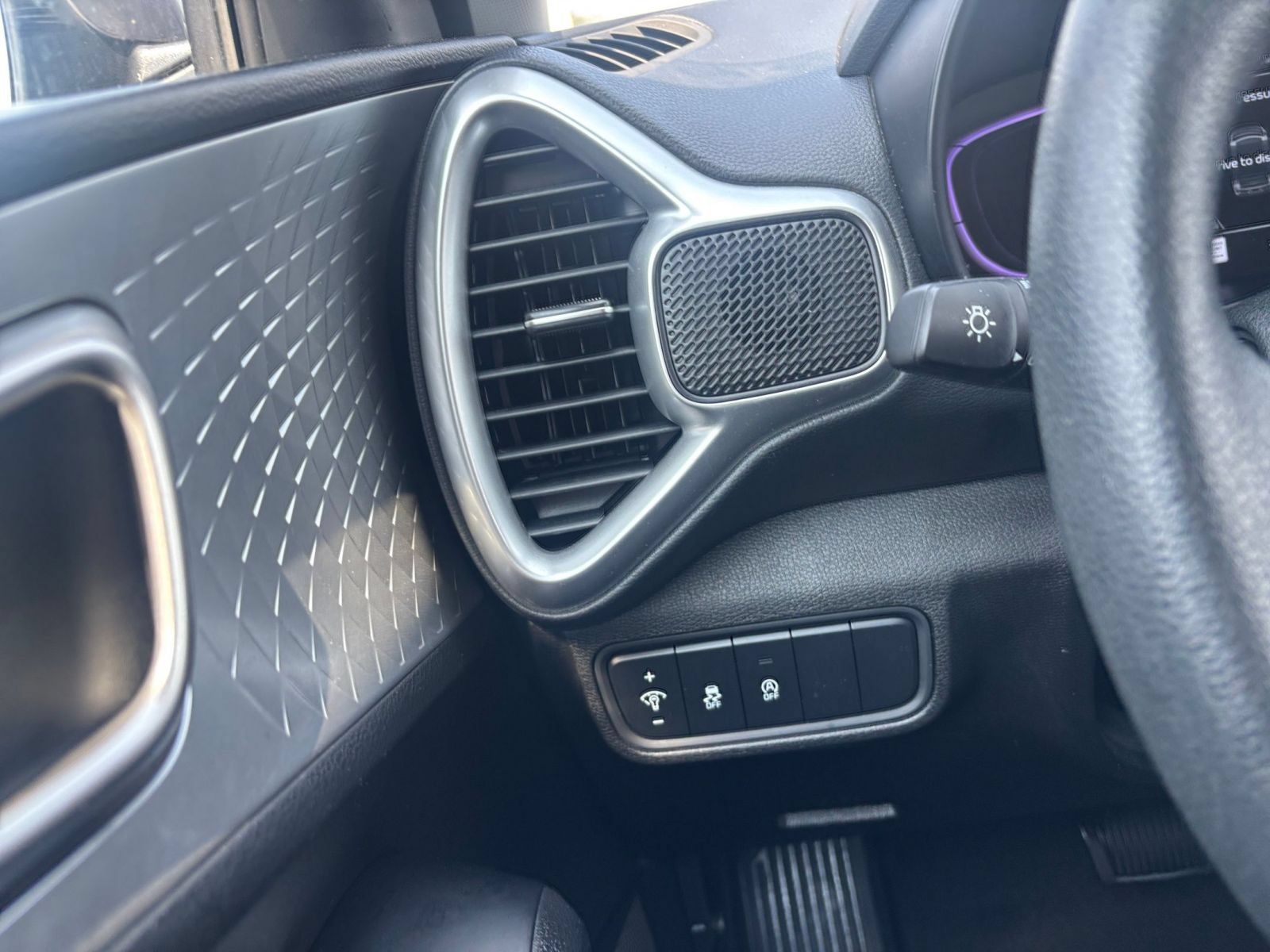 Used 2025 Kia Soul LX w/ LX Technology Package FWD image 31