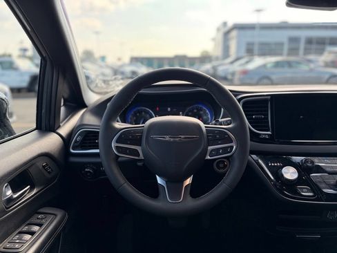 Certified 2025 Chrysler Pacifica Select FWD image 24