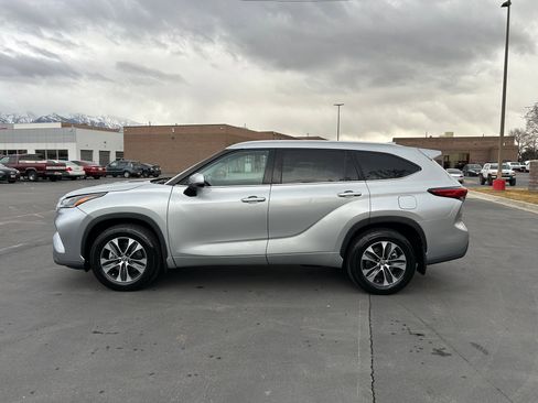 Used 2021 Toyota Highlander XLE image 2