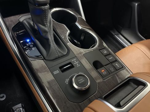 Used 2024 Toyota Highlander Platinum image 17