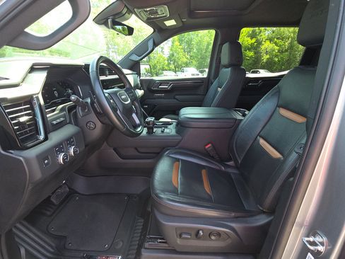 Used 2024 GMC Sierra 1500 AT4 w/ Technology Package AWD/4WD image 17