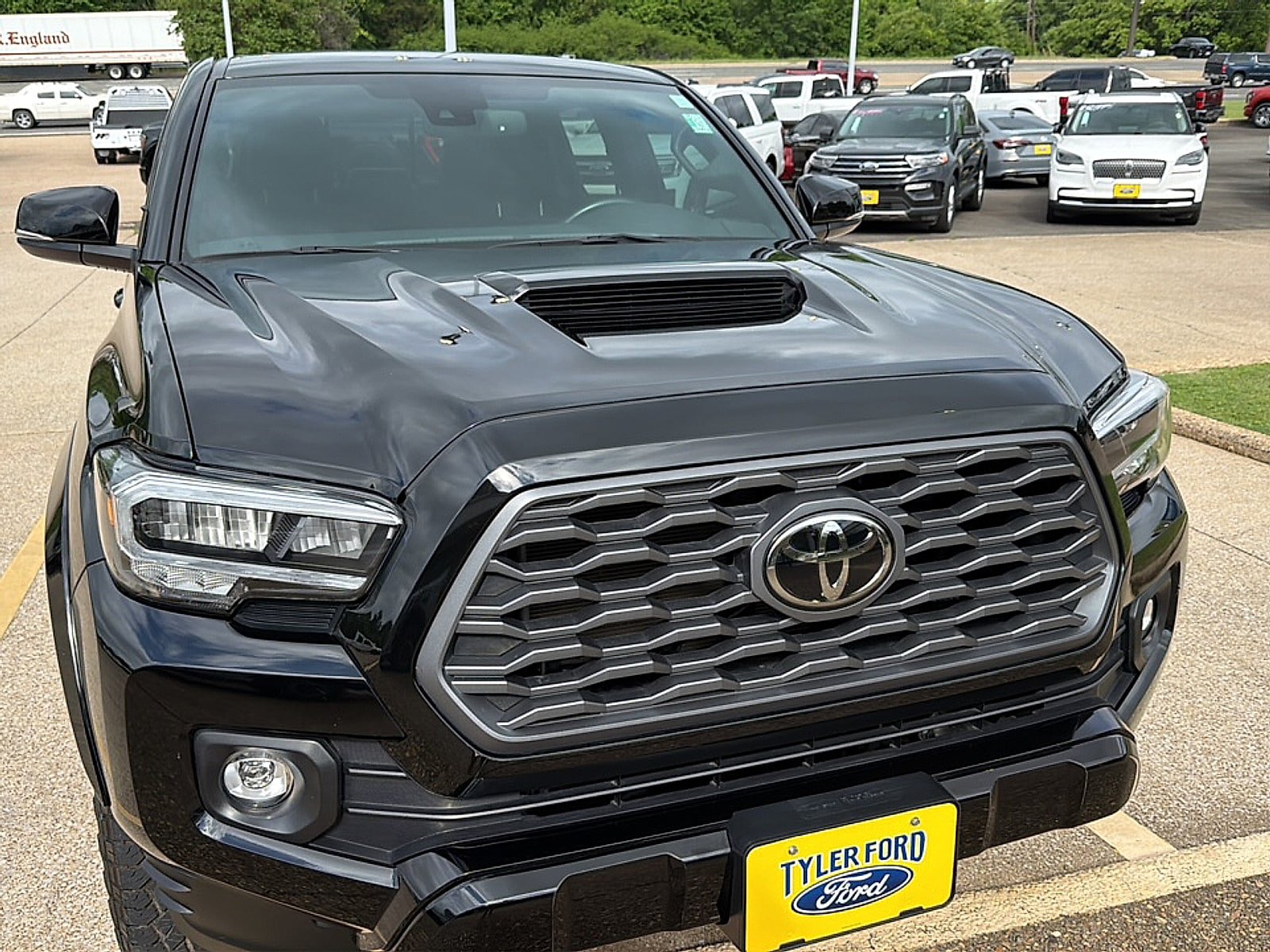 Used 2023 Toyota Tacoma TRD Sport w/ TRD Premium Sport Package AWD/4WD image 3