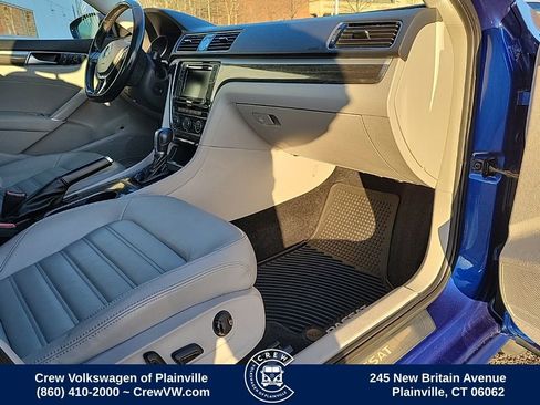Used 2017 Volkswagen Passat 1.8T SEL Premium image 43