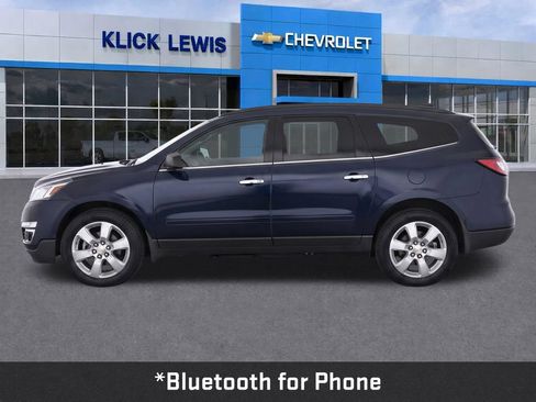 Used 2017 Chevrolet Traverse LT w/ Style and Technology Package FWD image 4