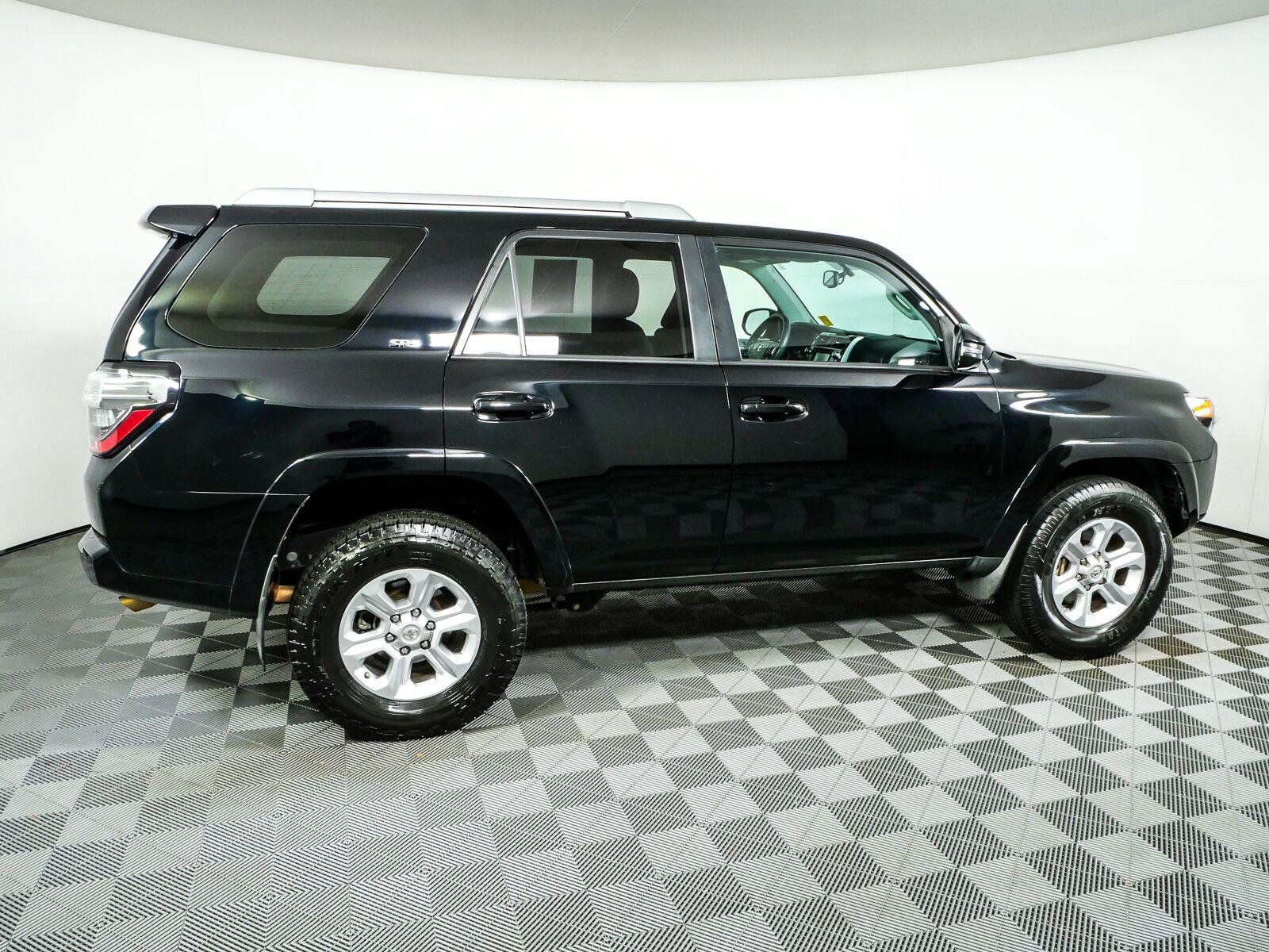 Used 2018 Toyota 4Runner SR5 Premium AWD/4WD image 2