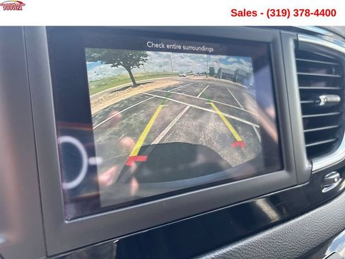 Used 2020 Chrysler Pacifica Touring-L FWD image 17