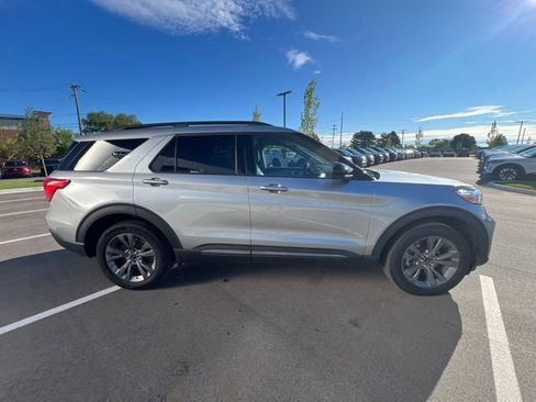 Used 2024 Ford Explorer XLT w/ Equipment Group 202A AWD/4WD image 4