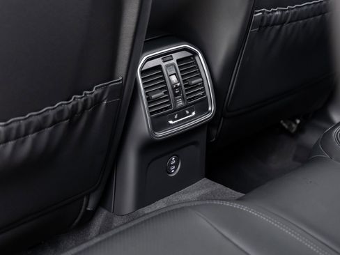 Certified 2025 Porsche Macan image 36