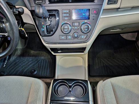 Used 2015 Toyota Sienna LE FWD image 39