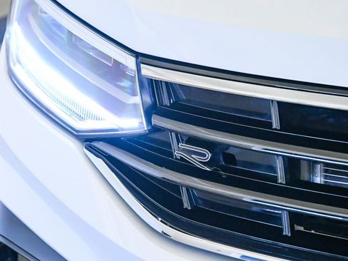 Used 2023 Volkswagen Tiguan SE R-Line image 9