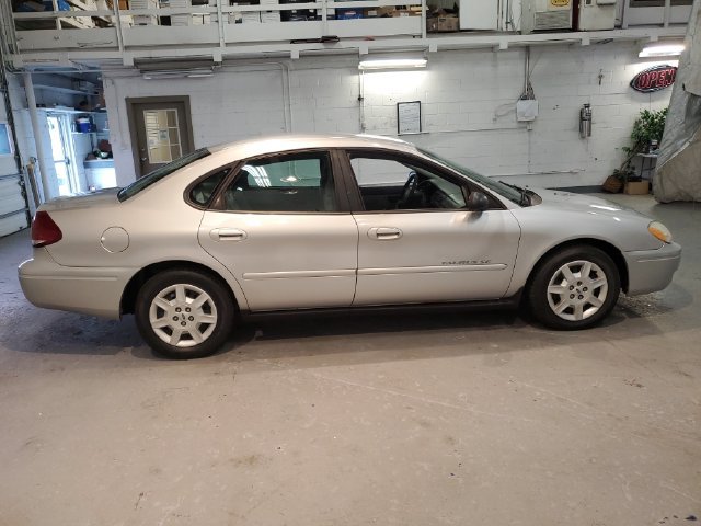 Used 2005 Ford Taurus SE FWD image 8