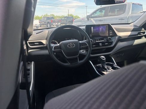 Used 2025 Toyota Highlander LE FWD image 27