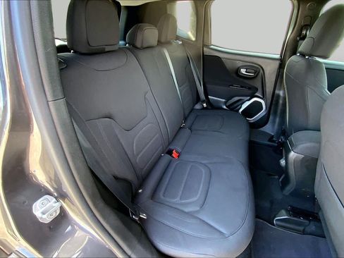 Used 2018 Jeep Renegade Latitude FWD image 19