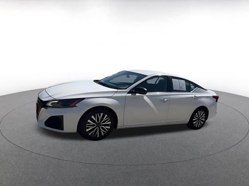 Used 2025 Nissan Altima 2.5 SV FWD image 8