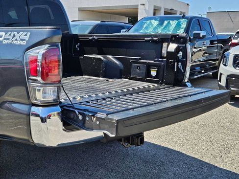 Used 2021 Toyota Tacoma TRD Off-Road AWD/4WD image 30
