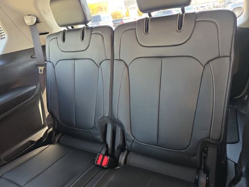 Used 2023 Jeep Grand Cherokee L Limited w/ Luxury Tech Group II AWD/4WD image 14