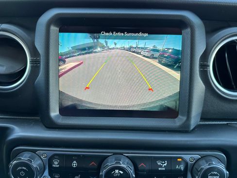 Used 2022 Jeep Wrangler Unlimited Sahara w/ Cold Weather Group AWD/4WD image 29