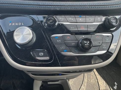 Used 2021 Chrysler Pacifica Touring-L w/ Uconnect Theater Family Group AWD/4WD image 25