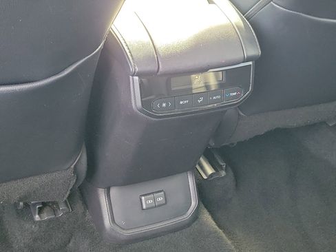 Used 2022 Toyota Highlander XLE image 14