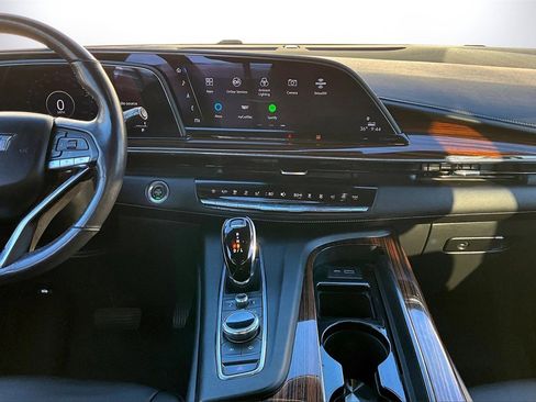 Used 2022 Cadillac Escalade Luxury image 12