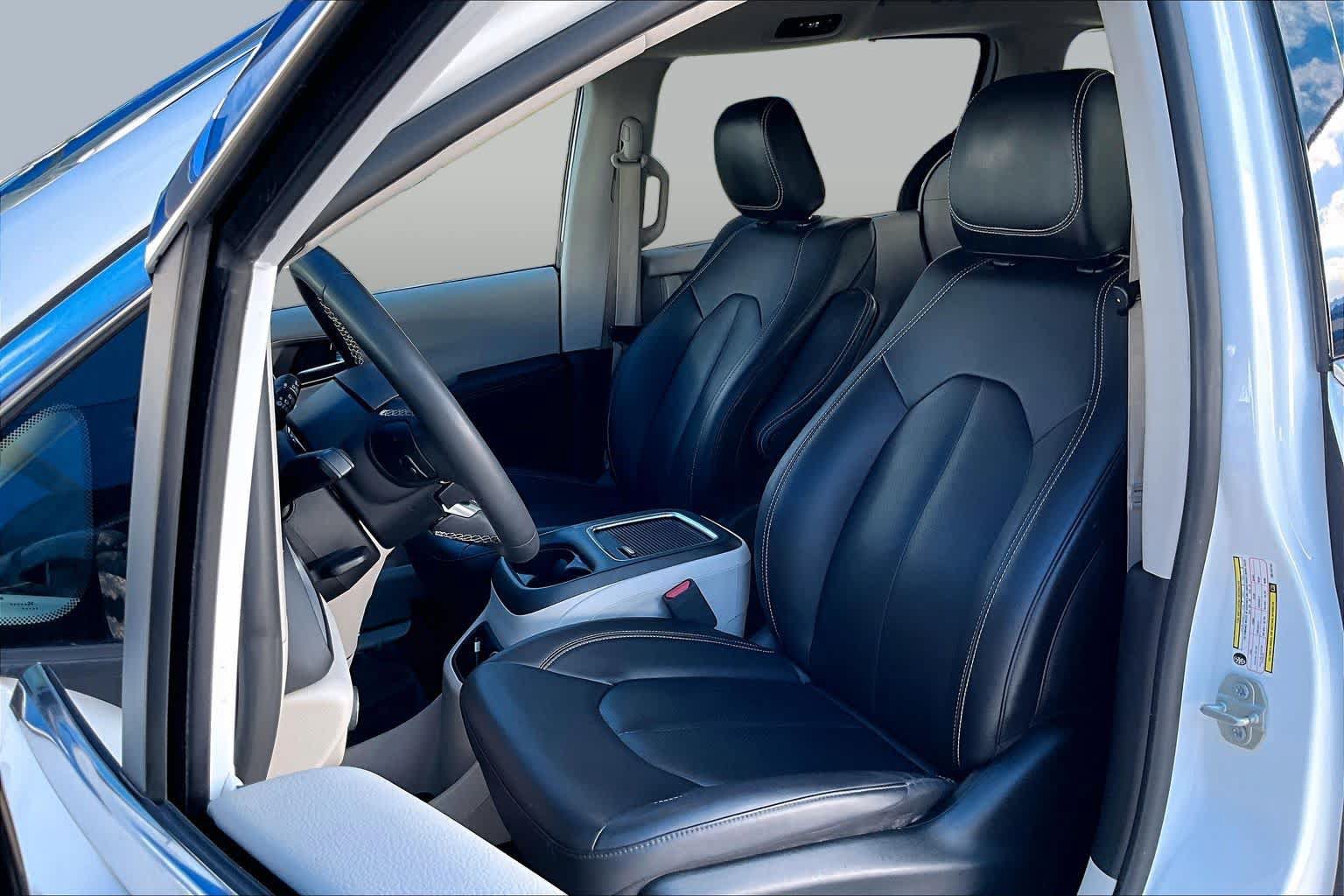 Used 2024 Chrysler Pacifica Touring-L FWD image 8