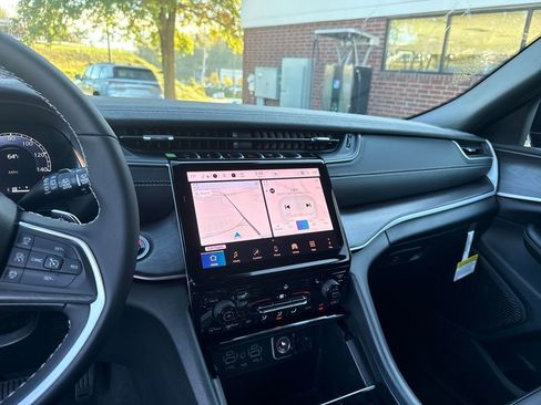 New 2025 Jeep Grand Cherokee L Laredo w/ Luxury Tech Group I image 17