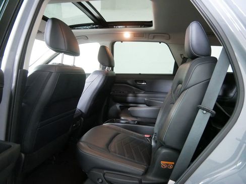 Used 2023 Nissan Pathfinder Platinum image 18