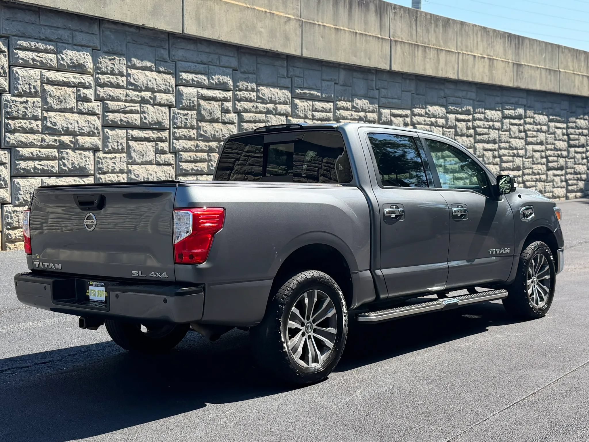 Used 2017 Nissan Titan SL AWD/4WD image 7