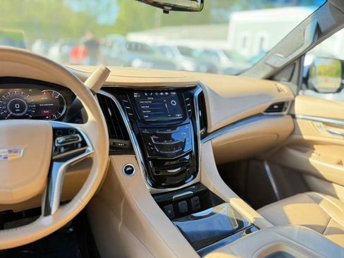 Used 2018 Cadillac Escalade ESV Platinum AWD/4WD image 23