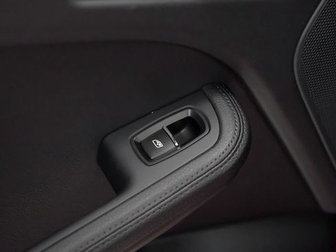 Used 2025 Porsche Macan image 16