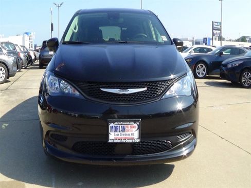 Used 2023 Chrysler Voyager LX image 3