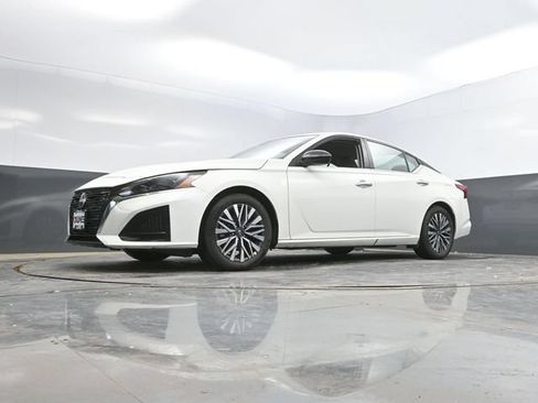 Used 2025 Nissan Altima 2.5 SV FWD image 45