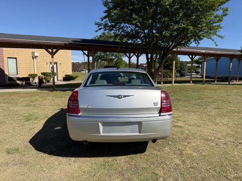 Used 2005 Chrysler 300 C RWD image 11