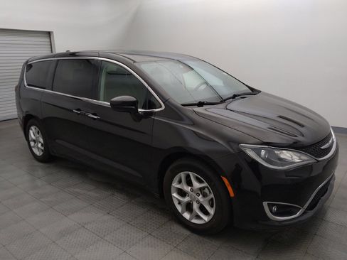 Used 2019 Chrysler Pacifica Touring Plus w/ Tire & Wheel Group FWD image 11