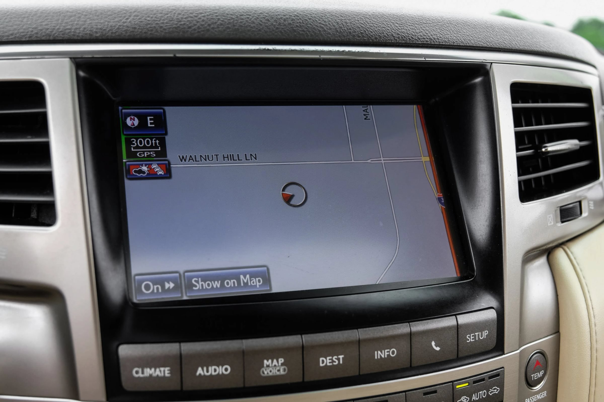 Used 2013 Lexus LX 570 4WD w/ Luxury Pkg image 26