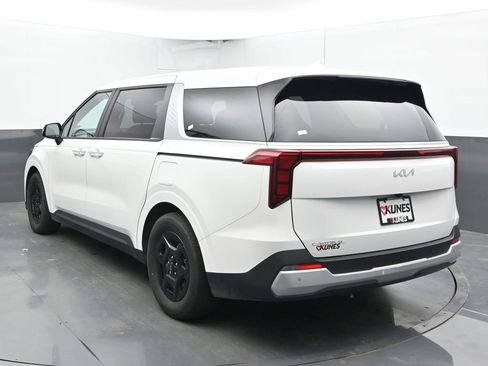 Used 2025 Kia Carnival FWD image 9