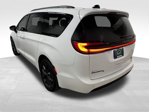 Used 2023 Chrysler Pacifica Touring-L w/ S Appearance Package image 5