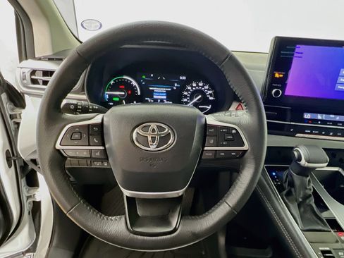 Used 2026 Toyota Sienna XLE FWD image 17