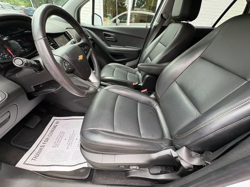 Used 2021 Chevrolet Trax LT w/ Premium Seat Package AWD/4WD image 24